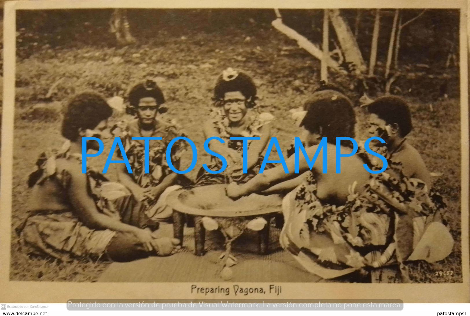 196629 FIJI COSTUMES NATIVE PREPARING VAGONA POSTAL POSTCARD - Fidji
