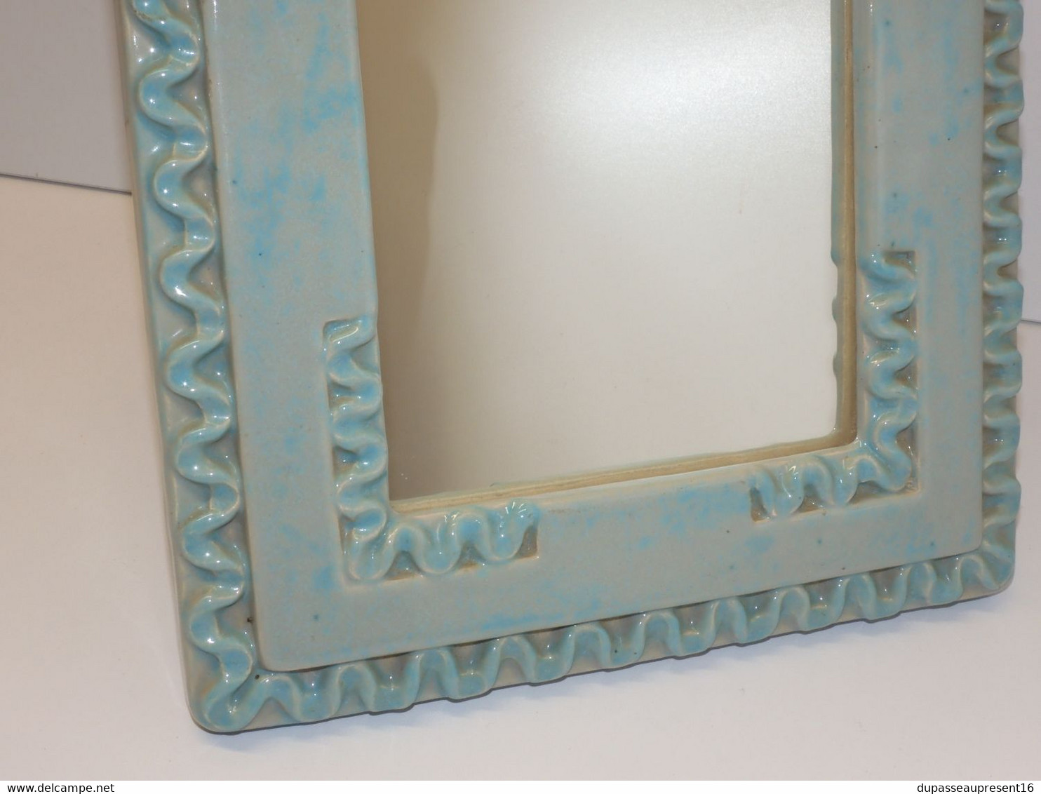 *JOLI CADRE MIROIR CERAMIQUE BLEUE à poser avec décor tortillons VINTAGE XXe  E