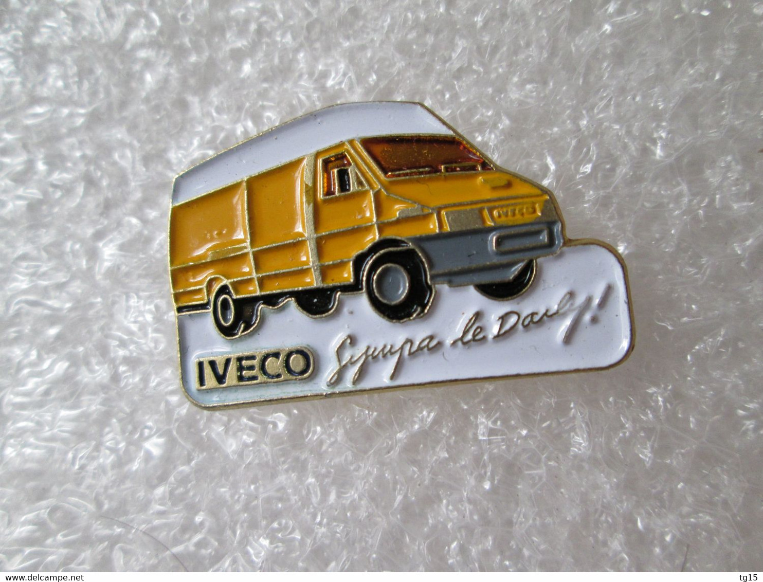 PIN'S    FOURGON  IVECO   SYMPA LE DAILY - Transports