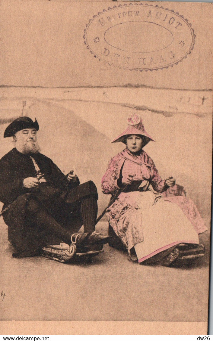 Ethnologie Nederland: Couple Bourgeois En Tenue Traditionnelle, En Luge Sur Les Lacs Gelés Photo Mevrouw Amiot, Den Haag - Europe