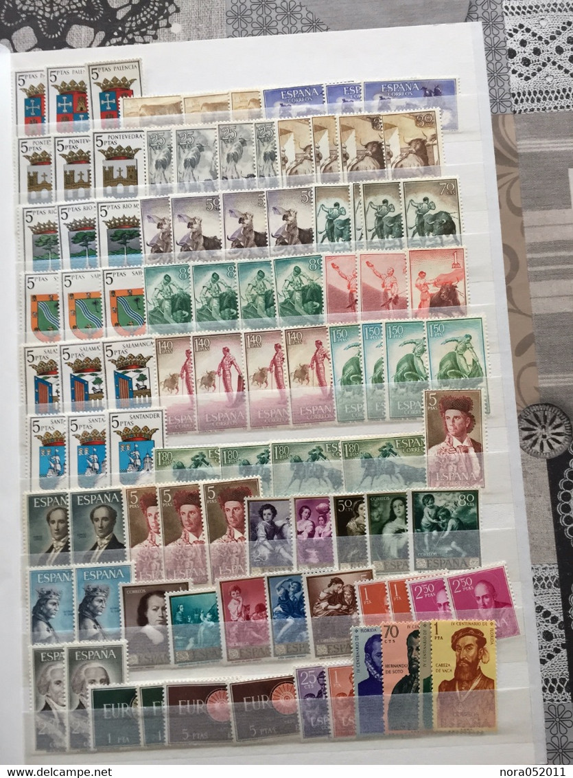 Espagne : Album De 60 Pages De Timbres Et Blocs Année Complète Et Série Par Centaines TOUT EN NEUF** - Verzamelingen (in Albums)