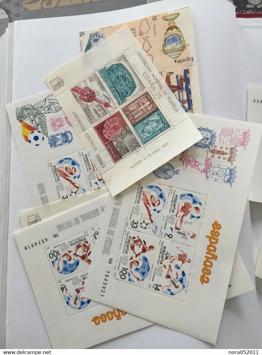 Espagne : Album de 60 pages de timbres et blocs Année complète et Série par centaines TOUT EN NEUF**