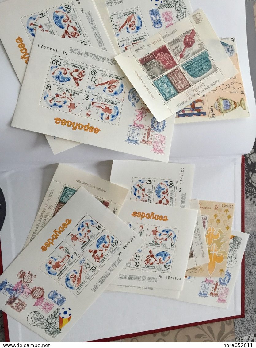 Espagne : Album de 60 pages de timbres et blocs Année complète et Série par centaines TOUT EN NEUF**
