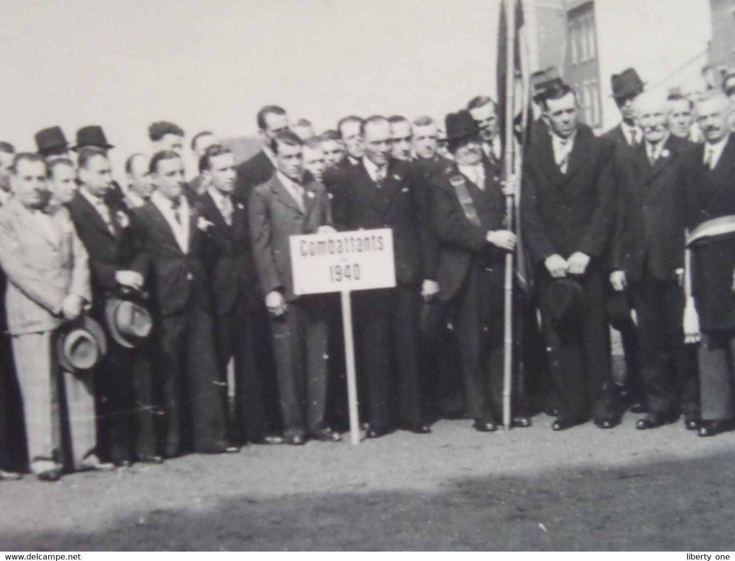 Groep Personen ( Borden Met Vermelding PRISONNIERS & COMBATTANTS 1940 ) > ( Voir / Zie SCANS ) Formaat CP / PK ! - Guerra, Militares