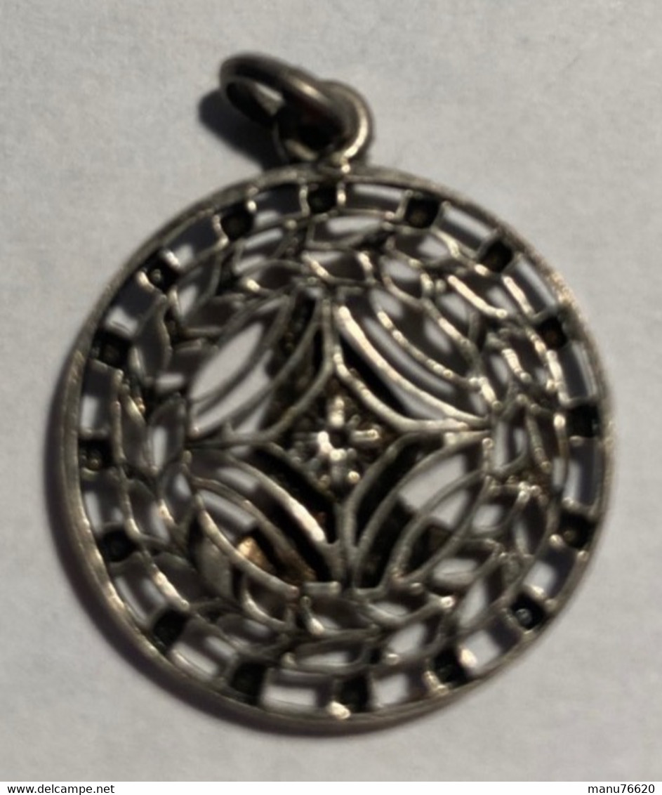 Bijoux , Pendentif : Médaille Coiffe Régionale ? Ancienne . - Pendenti