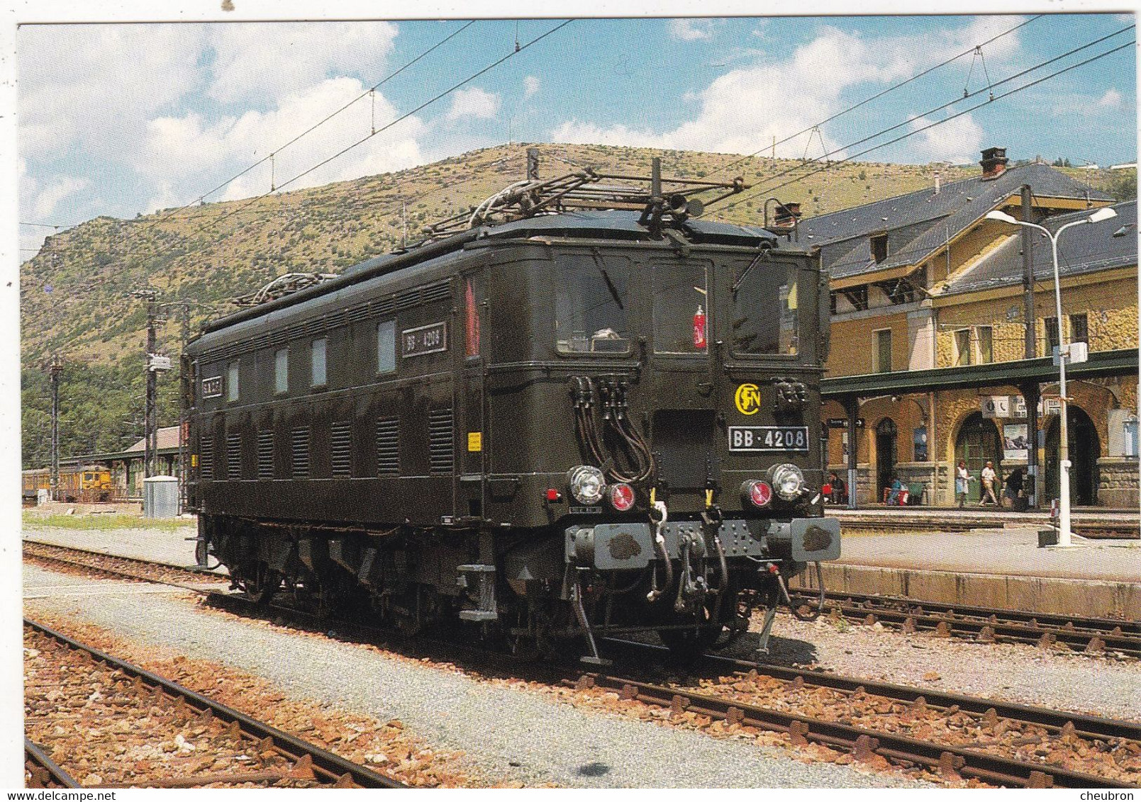 CHEMINS DE FER. 66. EN GARE DE LA TOUR DE CAROL. LOCOMOTIVE ELECTRIQUE "  BB 4208 " EN  LIVREE D'ORIGINE. PHOTO MARS 89 - Treinen