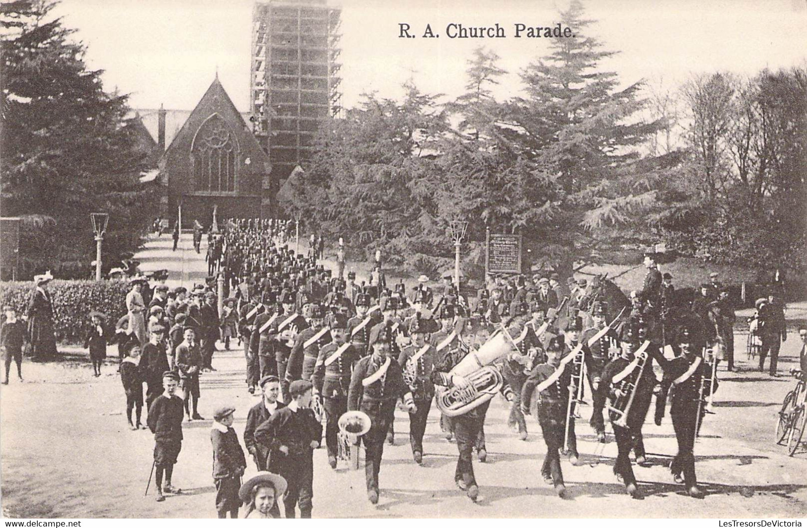 CPA Royaume Unis - Angleterre - Surrey - R. A. Church Parade - Inge & Co. Haslemere - Fanfare - Musique - Eglise - Surrey