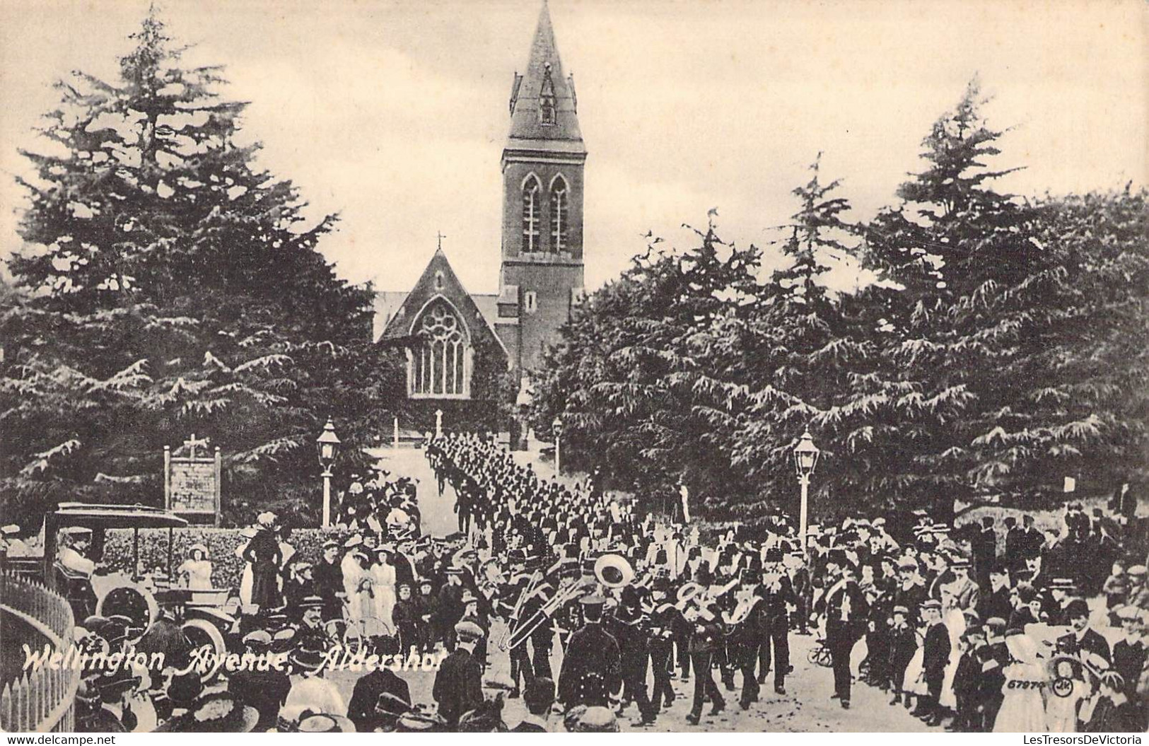 CPA Royaume Unis - Angleterre - Hampshire - Wellington Avenue - Valentine's Series - Parade - Animée - Eglise - Other & Unclassified