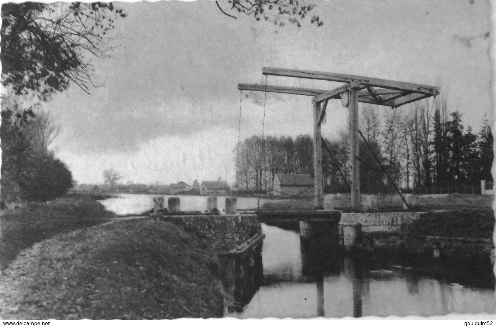 Pont Levis Et Bassin Du Canal - Noyers Sur Cher