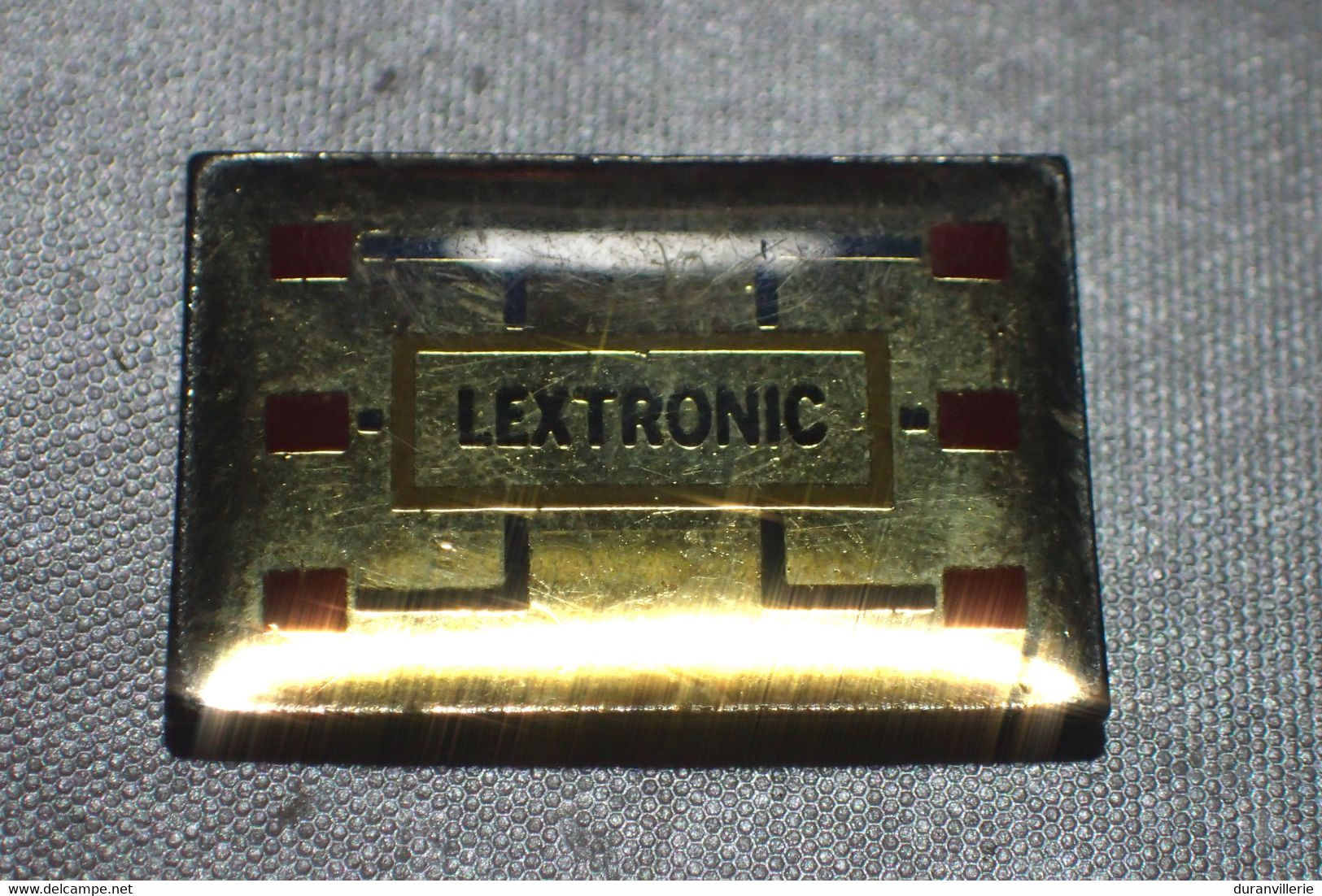 Pin's  LEXTRONIC 94510 LA QUEUE-EN-BRIE Commerce équipements électroniques Et Télécommunication - Informatique