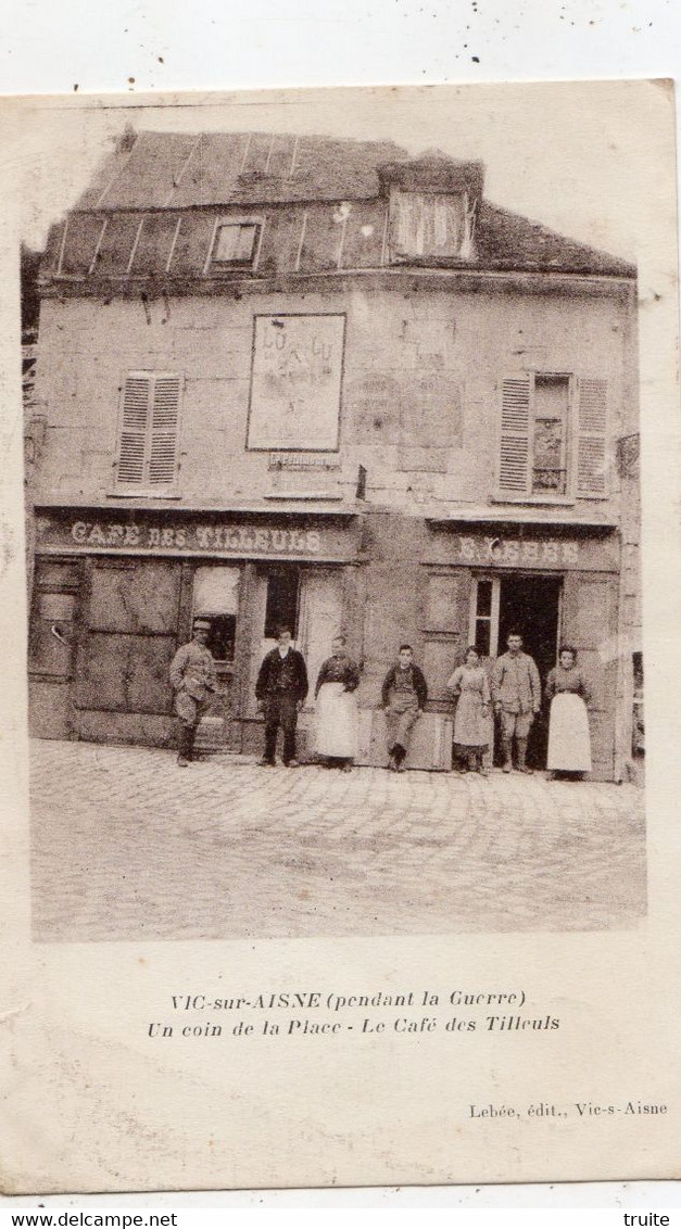 VIC-SUR-AISNE ( PENDANT LA GUERRE ) UN COIN DE LA PLACE LE CAFE DES TILLEULS - Vic Sur Aisne