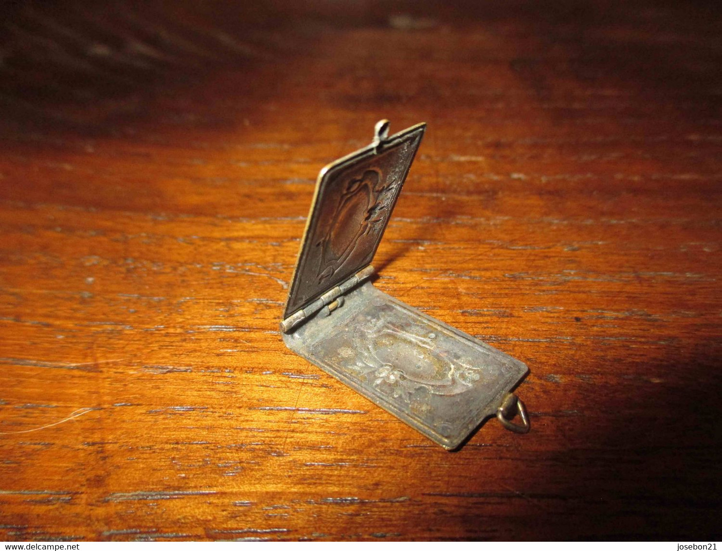 ancien pendentif porte photo en métal argenté fin XIX ème ou début XX ème