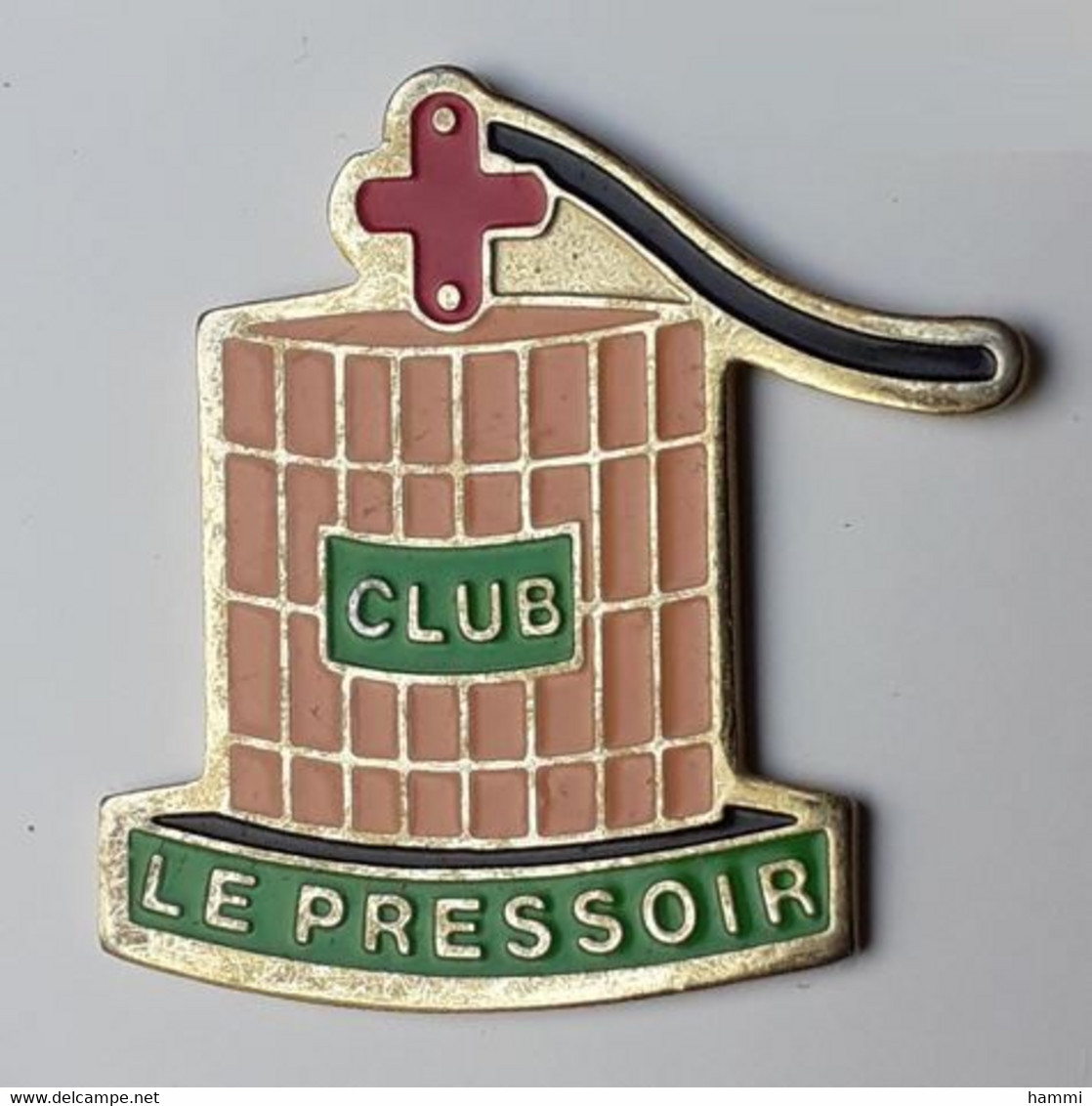 V327 Pin's Club Le Pressoir Thème Pomme Apple Cidre Le Moulin Des Marronniers Sully Calvados Achat Immédiat - Cities