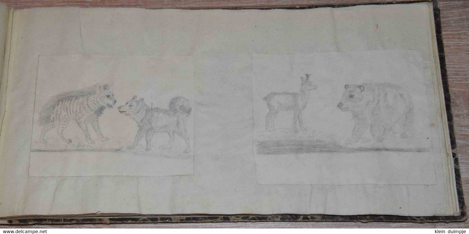 Boekje Met Oude Gravures Met De Hand Ingekleurd. ZIEN ZIEN ZIEN Livre Avec Gravures Colorée à La Main. VOIR VOIR VOIR!!! - Gouaches
