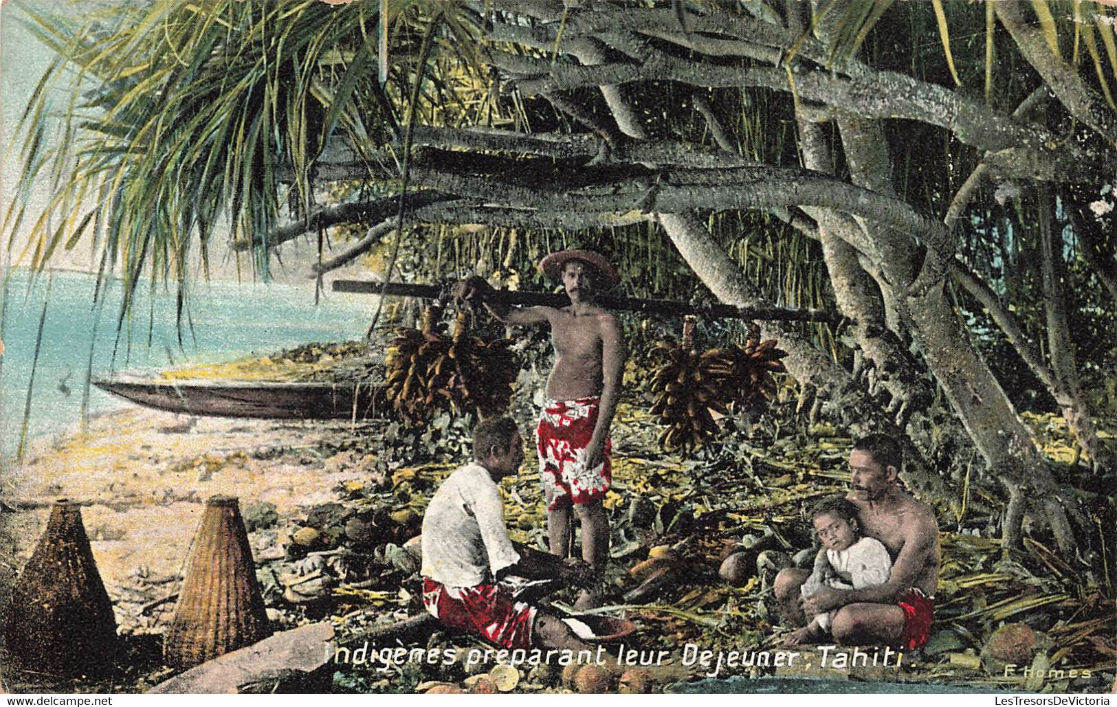 CPA TAHITI - Indigenes Preparant Leur Dejeuner - F Homes - Regimes De Bananes - Tahiti