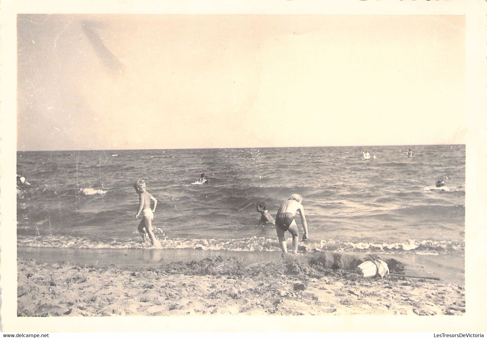 Photographie D'enfants D'âge Différent Jouent Sur La Plage - Format 13*9 - Photographie