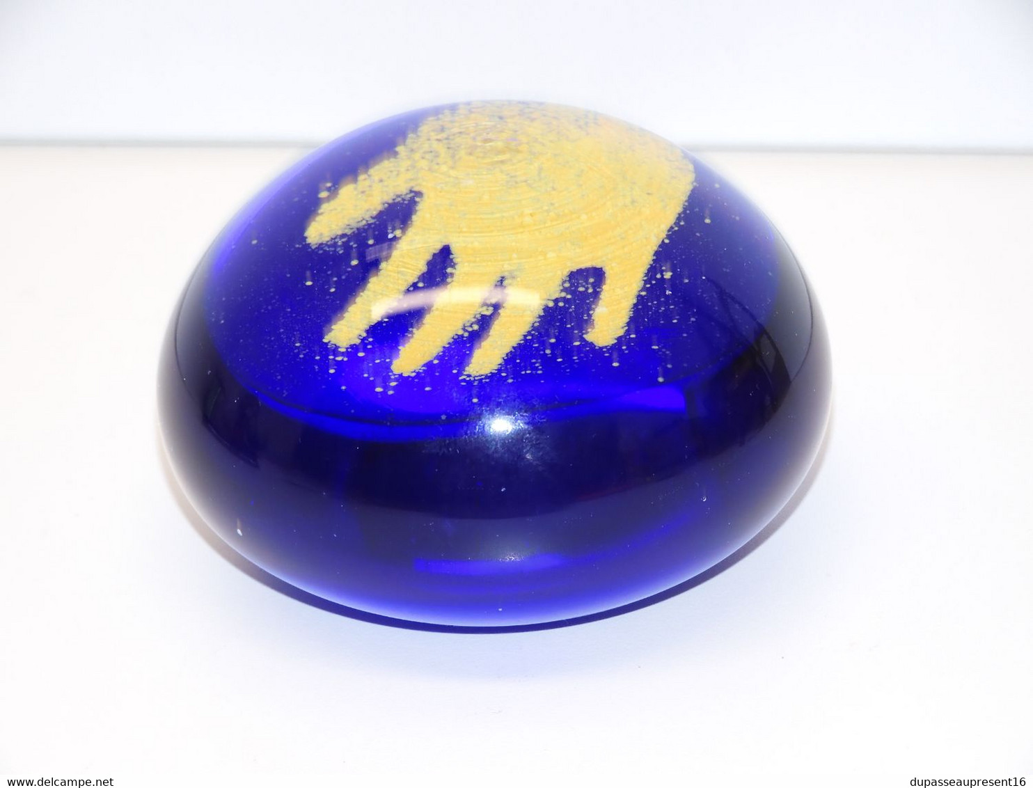 *JOLIE ANCIENNE BOULE SULFURE PRESSE PAPIER MAIN JAUNE FOND BLEU PAPERWEIGHT  E - Pisapapeles