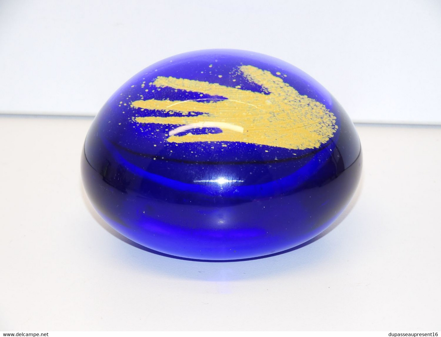 *JOLIE ANCIENNE BOULE SULFURE PRESSE PAPIER MAIN JAUNE FOND BLEU PAPERWEIGHT  E