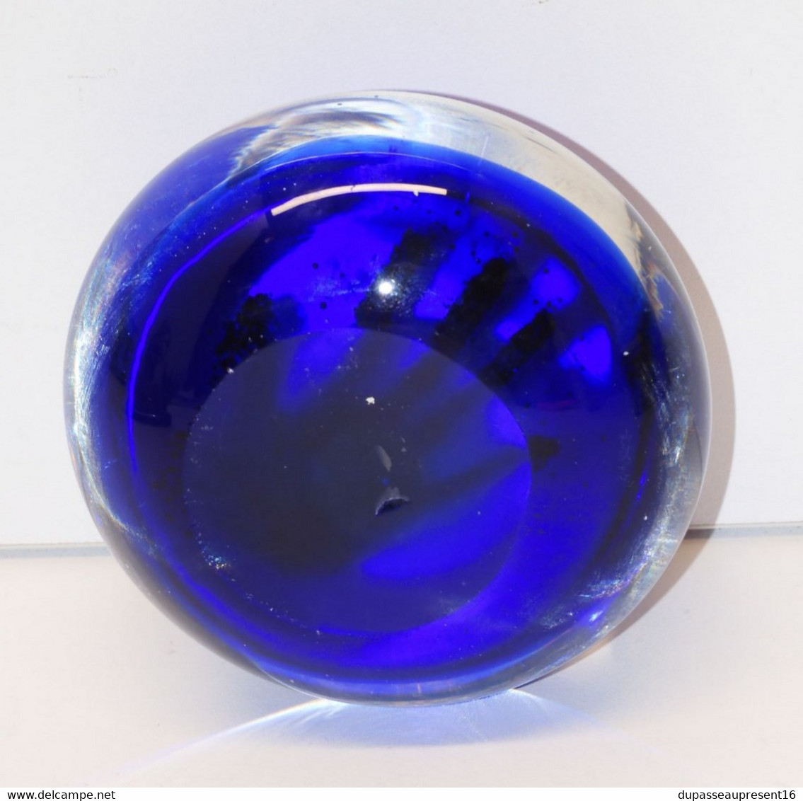 *JOLIE ANCIENNE BOULE SULFURE PRESSE PAPIER MAIN JAUNE FOND BLEU PAPERWEIGHT  E