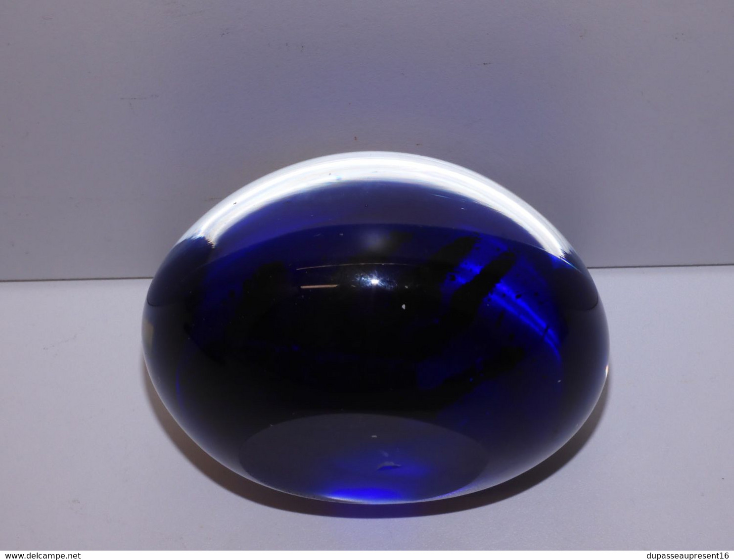 *JOLIE ANCIENNE BOULE SULFURE PRESSE PAPIER MAIN JAUNE FOND BLEU PAPERWEIGHT  E