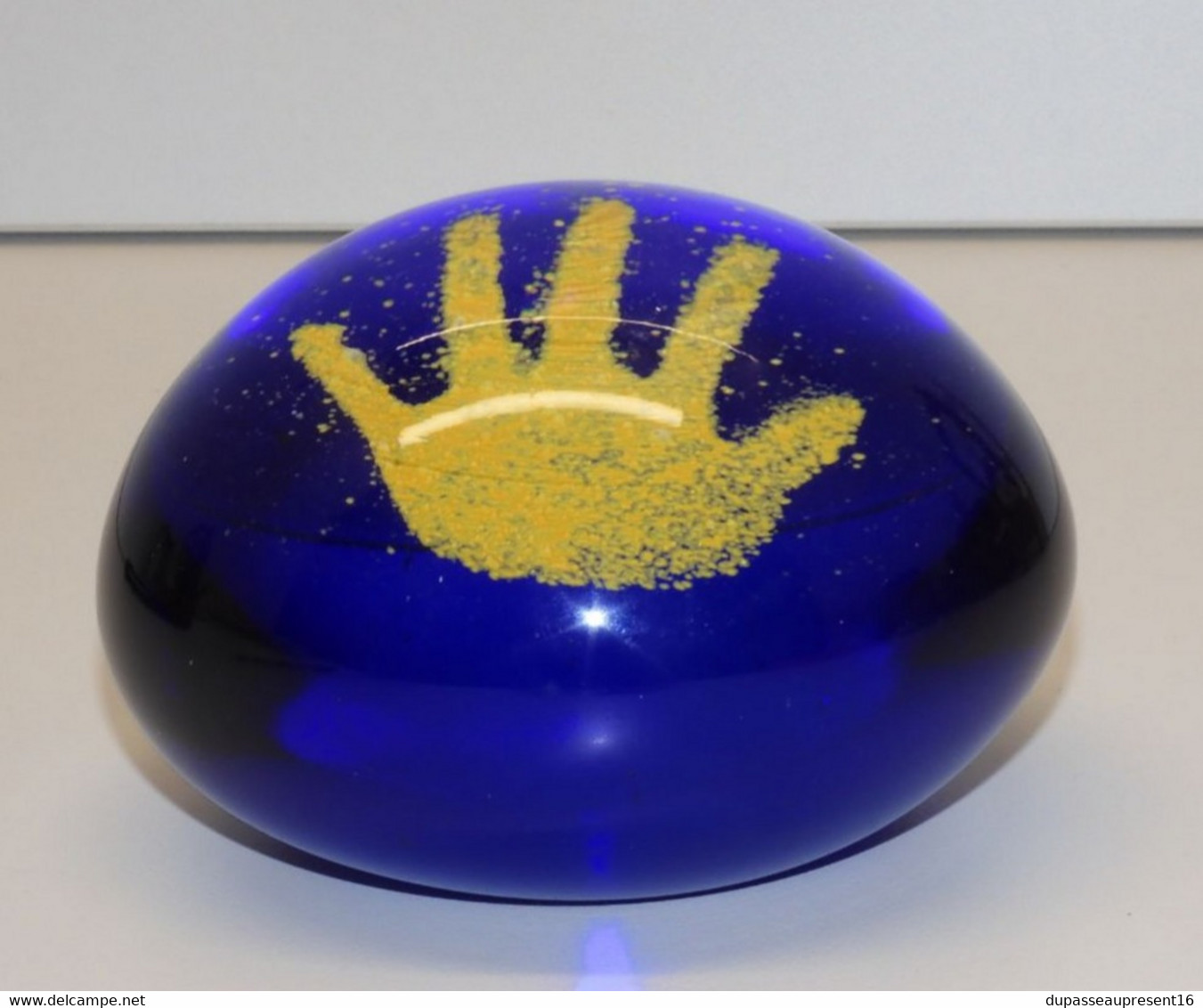 *JOLIE ANCIENNE BOULE SULFURE PRESSE PAPIER MAIN JAUNE FOND BLEU PAPERWEIGHT  E