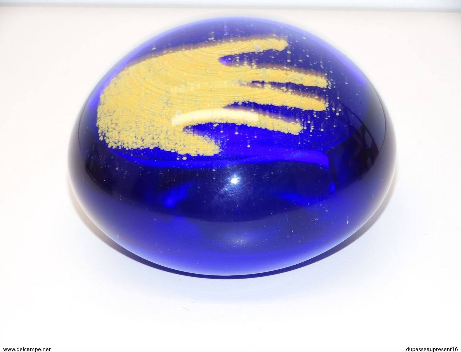 *JOLIE ANCIENNE BOULE SULFURE PRESSE PAPIER MAIN JAUNE FOND BLEU PAPERWEIGHT  E