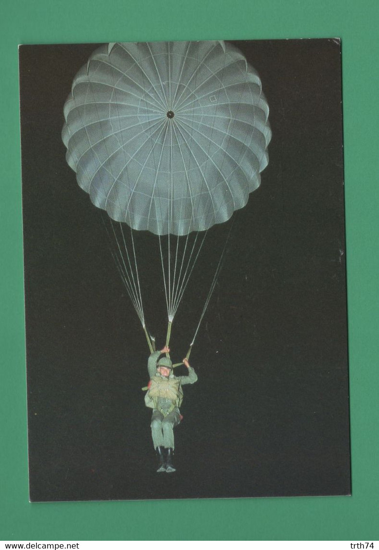 Saut De Nuit ( Saut En Parachute, Parachutistes, Parachutisme ) - Parachutespringen