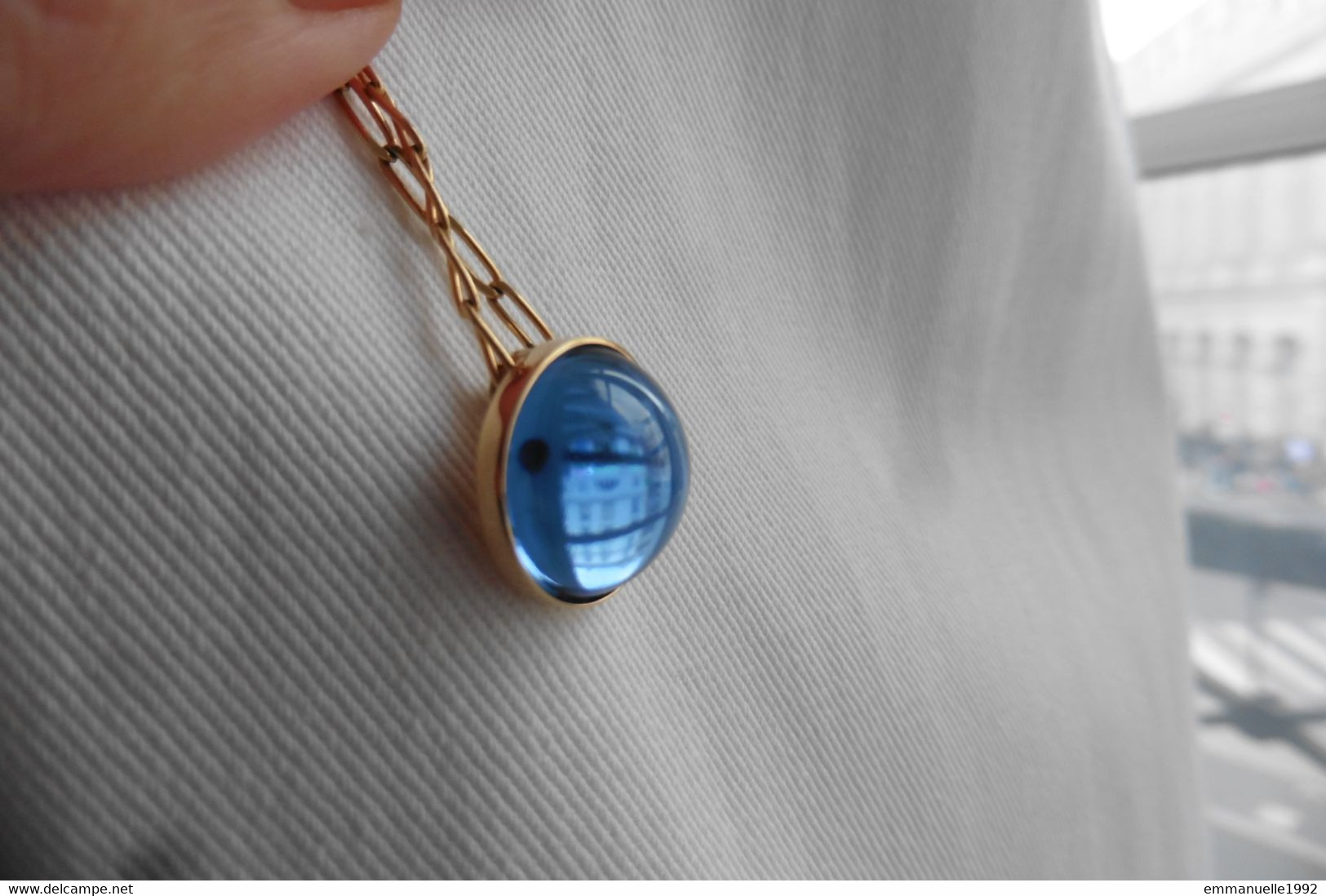 Pendentif rond Lalique plaqué or serti cabochon verre cristal bleu avec cordon de soie torsadé