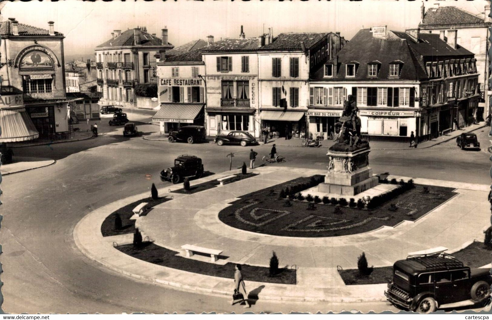 Cognac La Place Francois 1er   CPM Ou CPSM - Cognac