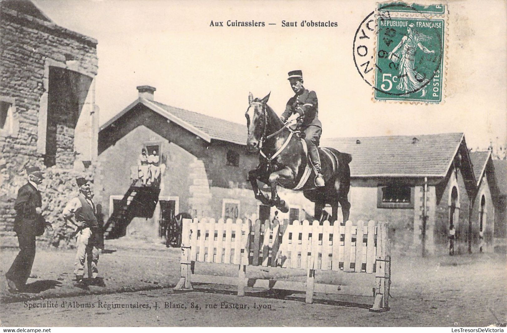 CPA - MILITARIAT - Aux Cuirassiers - Saut D'obstacles - Cheval - Militaire - Uniforme - Autres & Non Classés