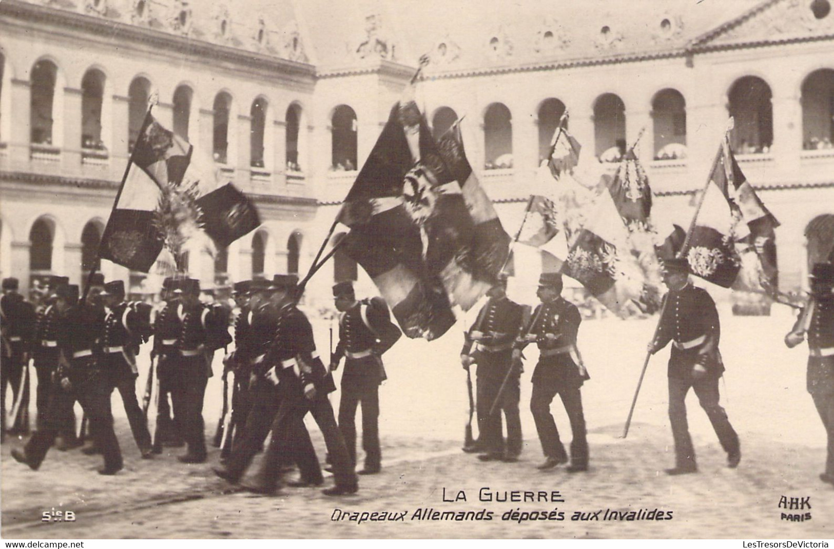 CPA - MILITARIAT - LA GUERRE - Drapeaux Allemands Déposés Aux Invalides - AHK Paris - Weltkrieg 1914-18