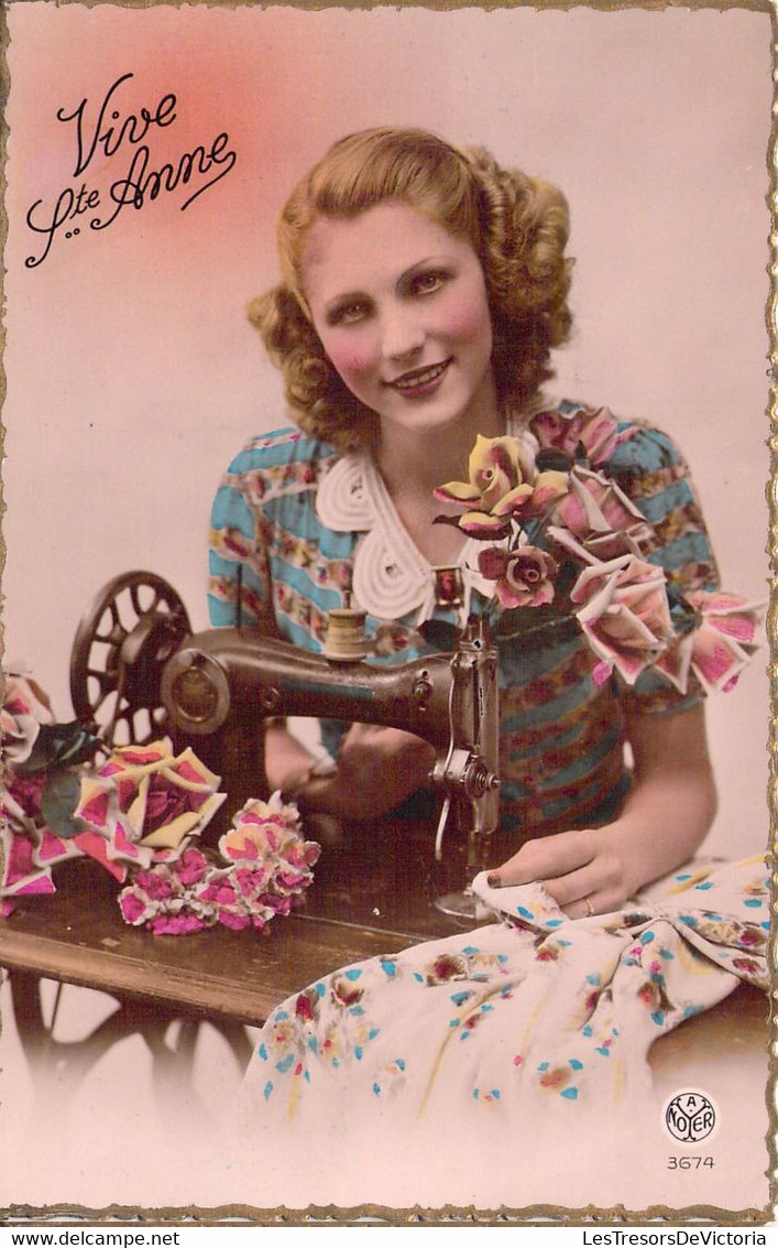 CPA - Fête - Vive Ste ANNE - NOYER 3674 - Colorisée - Jeune Femme Devant Sa Machine à Coudre - Fleurs - Otros & Sin Clasificación