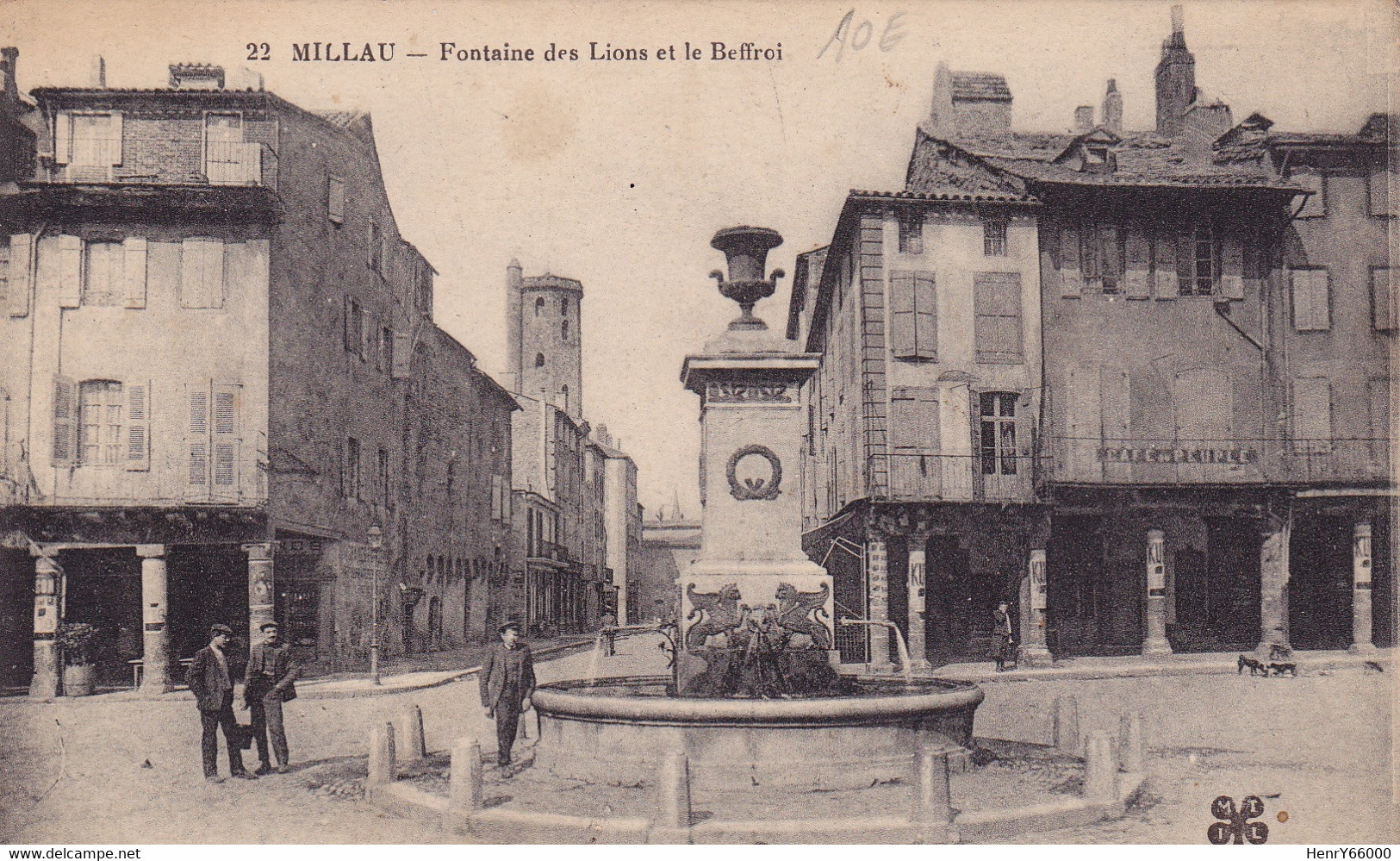 MILLAU - Fontaine Des Lions Et Le Beffroi - Millau