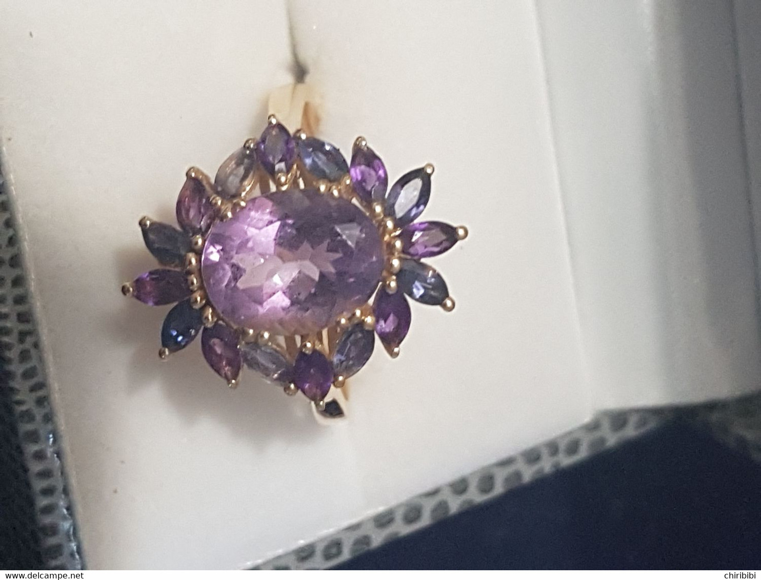 Superbe Bague En Or Entourée D'une Grosse Améthyste Au Centre Et De 12 Petites Améthistes - Anillos