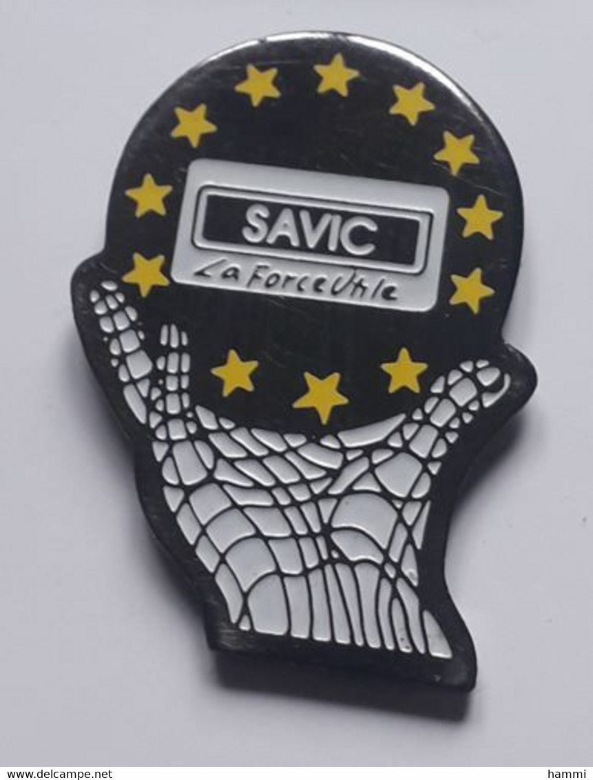 V378 Pin's SAVIC La Force Utile MAIN SCANIA CAMION à Cagny Caen Rouen Evreux Havre Château Vallière Achat Immédiat - Transports