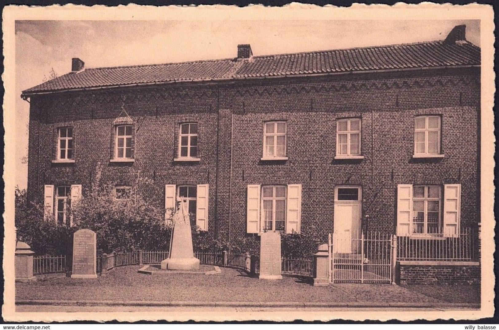 +++ CPA - GRATY - Monument Et Habitations Du Personnel Enseignant  // - Silly