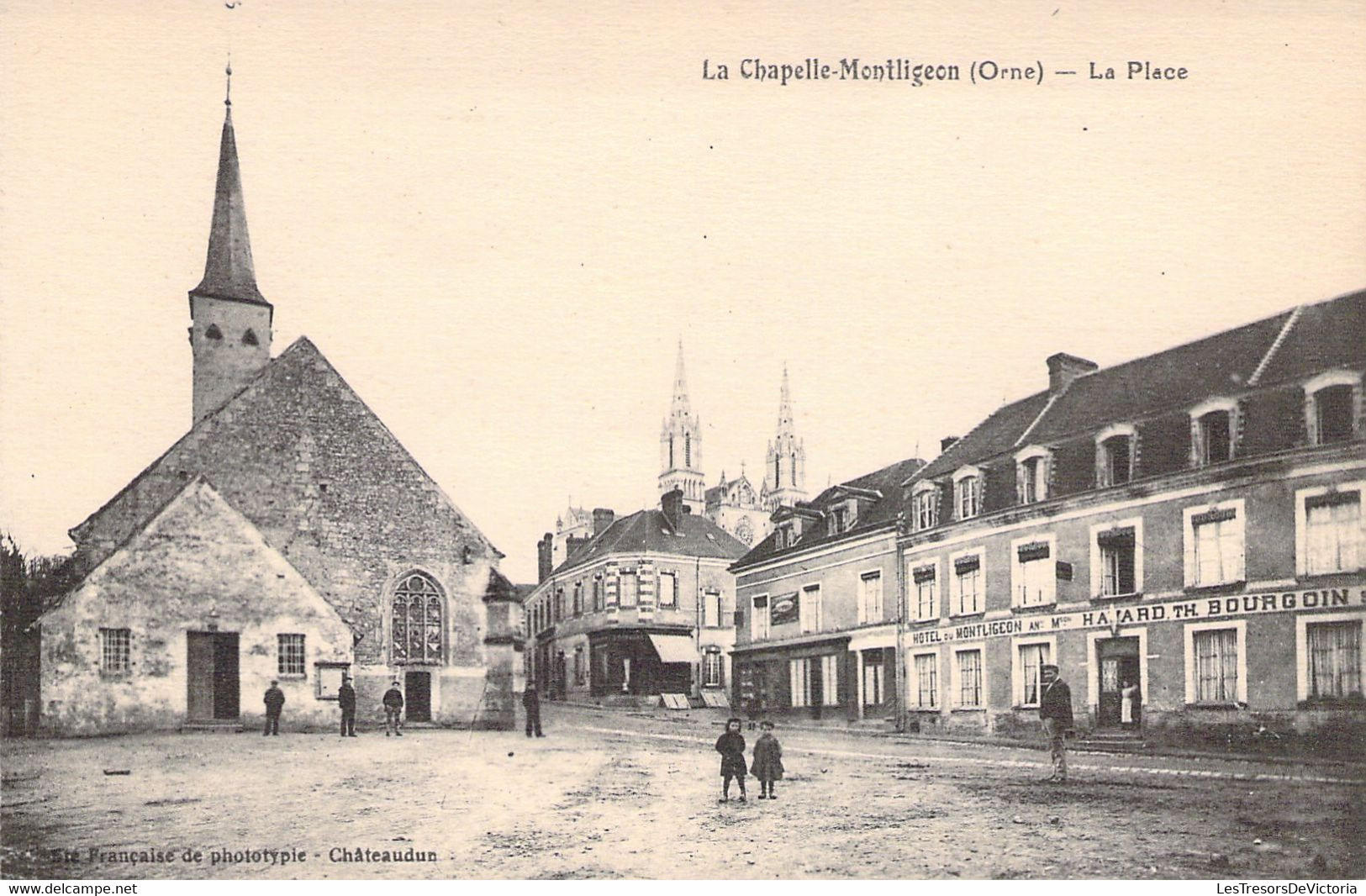 CPA - FRANCE - 61 - LA CHAPELLE MONTLIGEON - La Place - Animée - Enfants - Hotel - Other & Unclassified