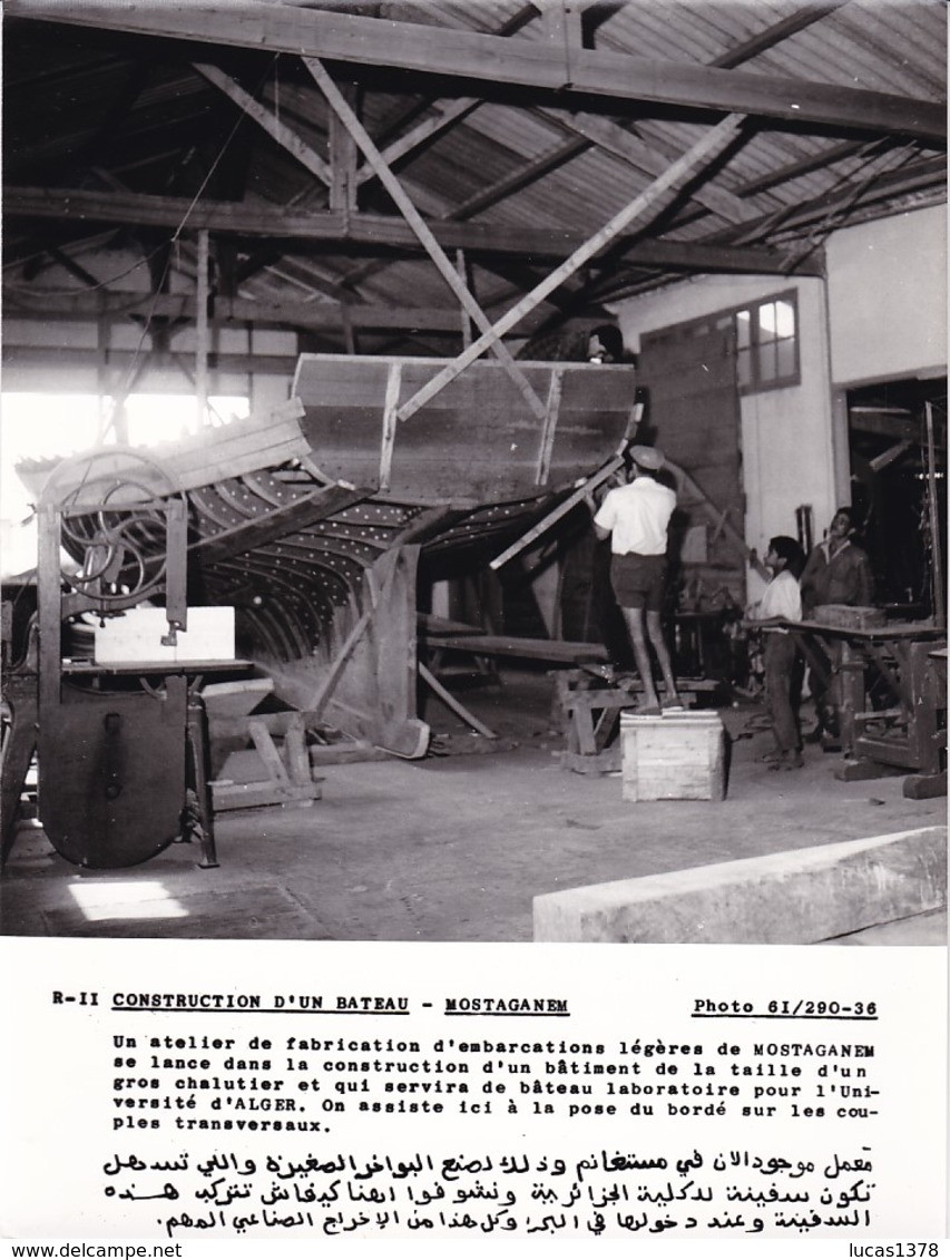ALGERIE / PROPAGANDE 1959.1961 / MAGNIFIQUE PHOTO 18X24 / MOSTAGANEM / CONSTRUCTION D UN BATEAU - Mostaganem