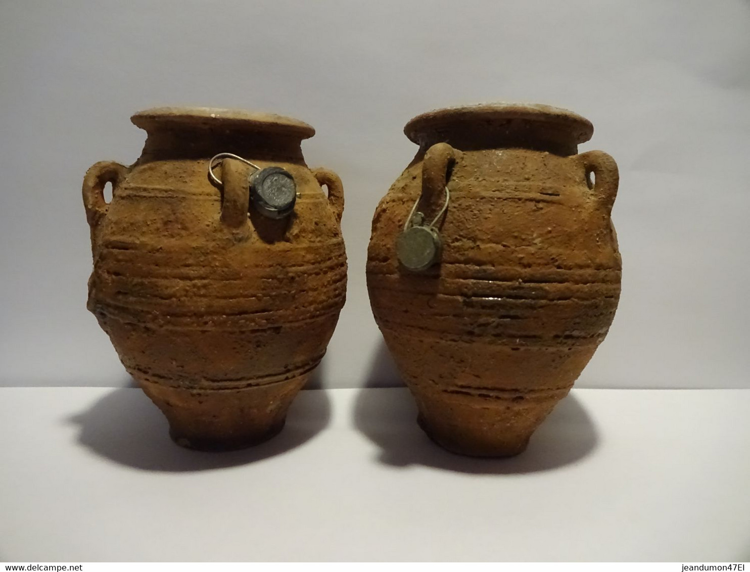 LOT DE 2 ANCIENNES ( MINI ) AMPHORES EN TERRE A 4 ANSES AYANT CHACUNE UN PLOMB. ( Voir Descriptif ) - Archaeology