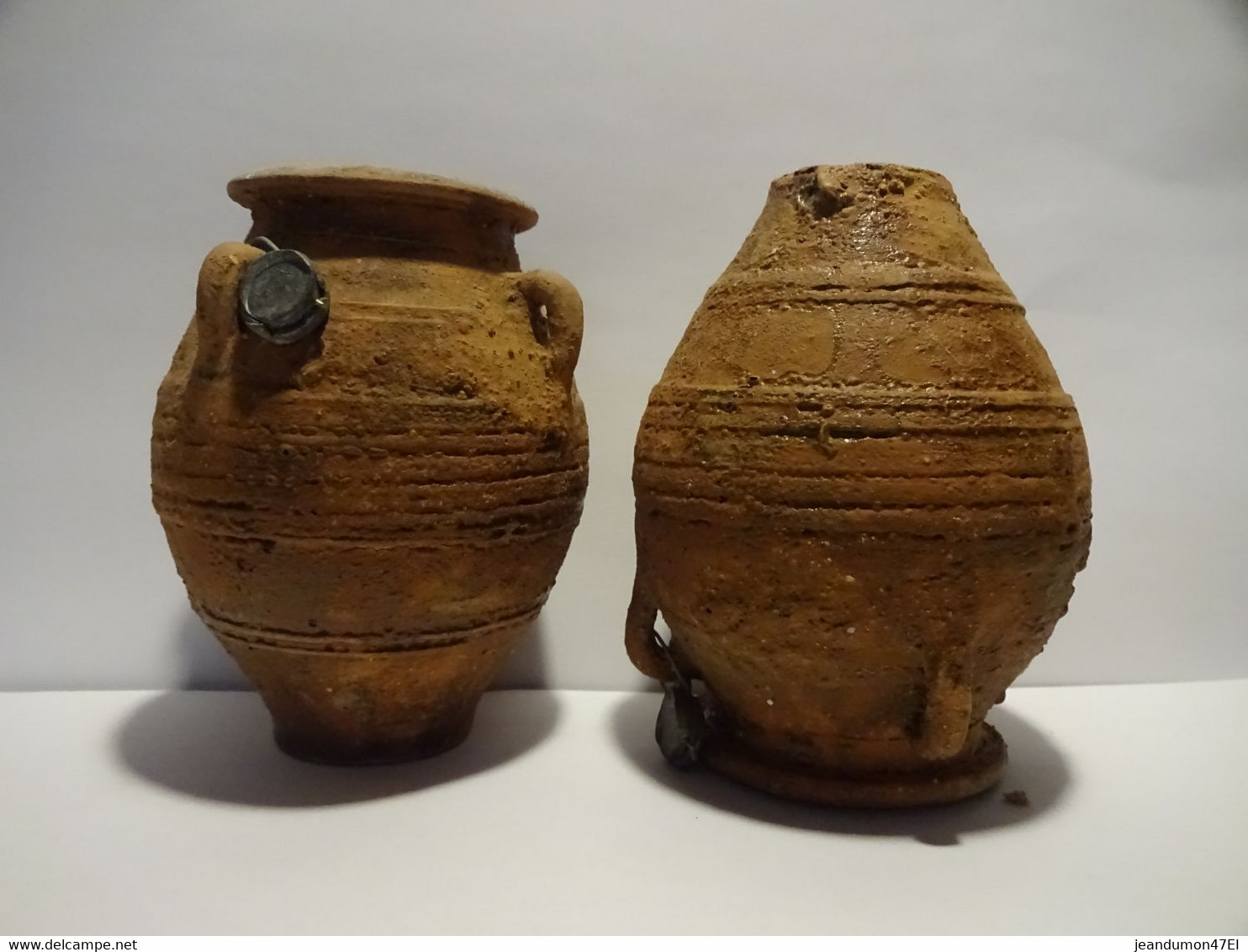 LOT DE 2 ANCIENNES ( MINI ) AMPHORES EN TERRE A 4 ANSES AYANT CHACUNE UN PLOMB. ( Voir Descriptif ) - Archeologie