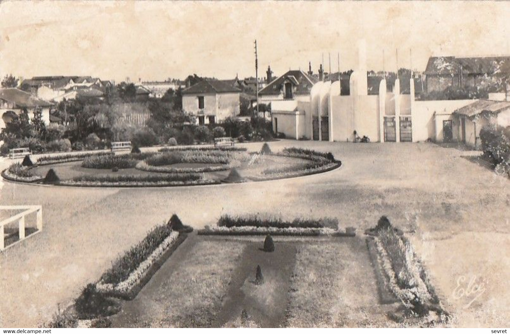 MARMANDE. - L'entrée Du Stade Et Les Magnifiques Massifs. CPSM 9x14 Pas Courante - Marmande