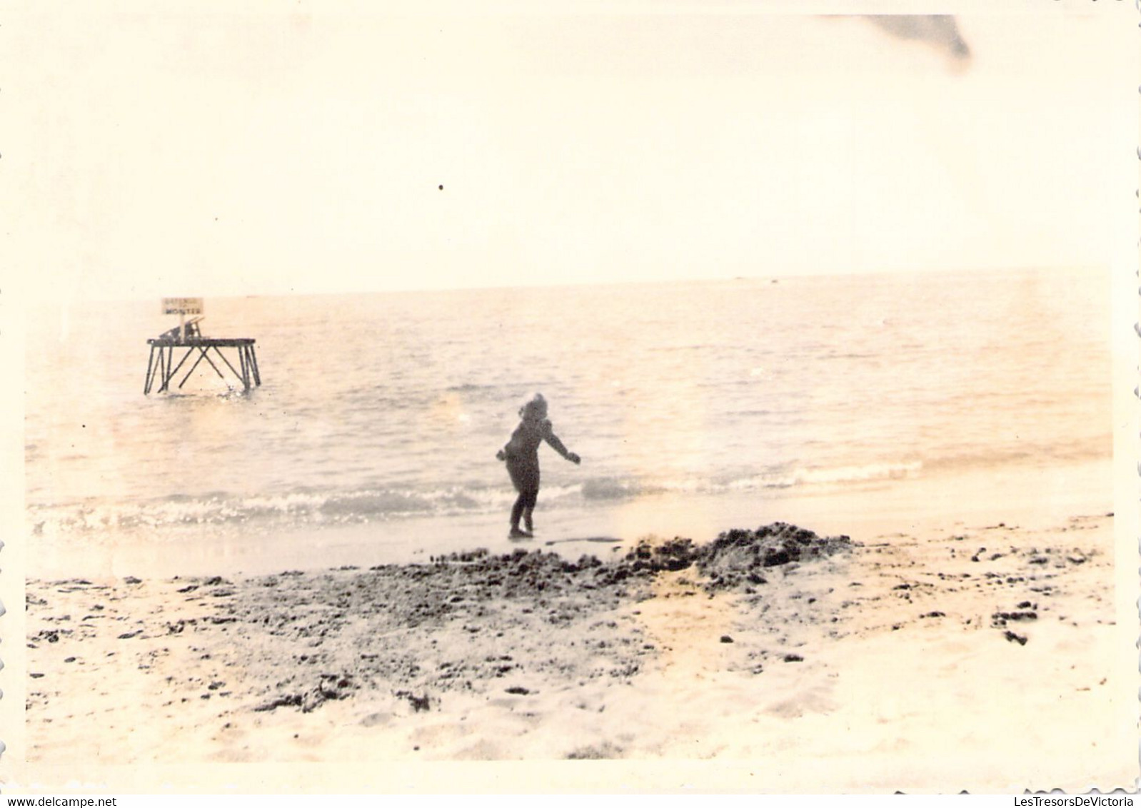 CPA - PHOTOGRAPHIE - 12.5*8.5 Cm - Enfant Sur La Plage - Photographs