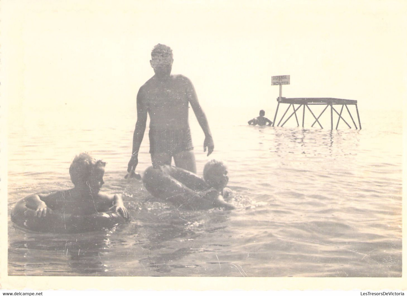 CPA - PHOTOGRAPHIE - 12.5*8.5 Cm - Pêre Et Ses Enfants Jouent Dans La Mer - Bouée - Photographs