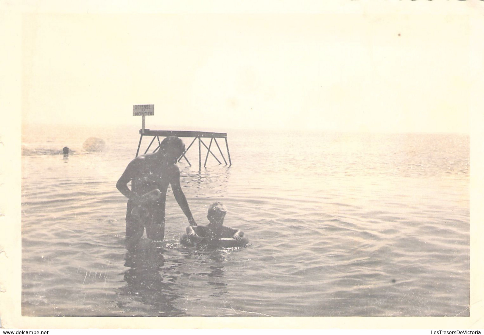 CPA - PHOTOGRAPHIE - 12.5*8.5 Cm - Un Pêre Et Son Enfant Dans La Mer - Bouée - Photographs