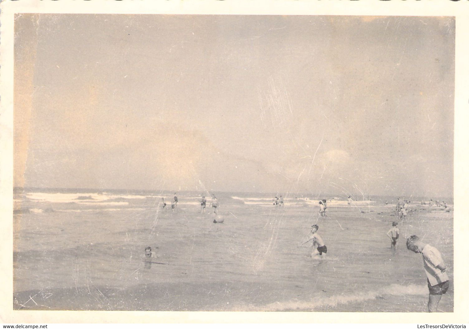 CPA - PHOTOGRAPHIE - 12.5*8.5 Cm - Enfants Jouent Dans La Mer - Photographs