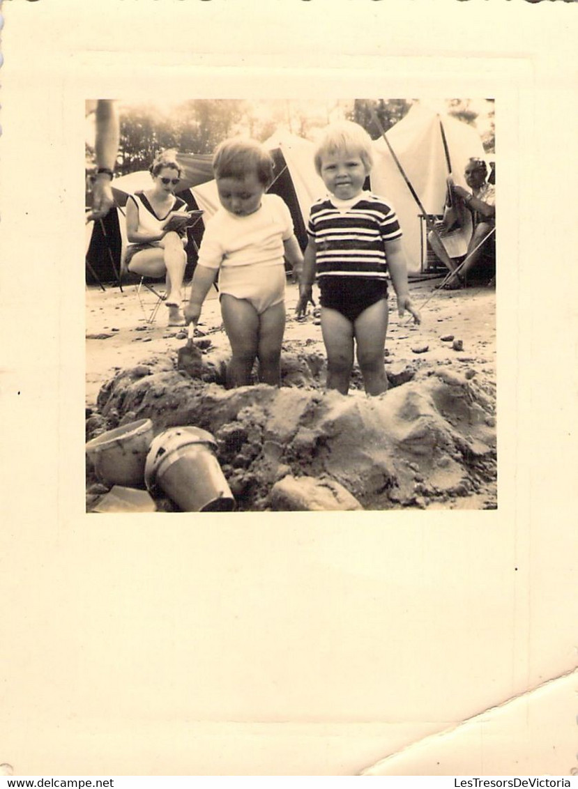 CPA - PHOTOGRAPHIE - 10.5*8 Cm - Enfants Jouent Sur Le Sable - Mêre Qui Bouquine Au Second Plan - Photographie