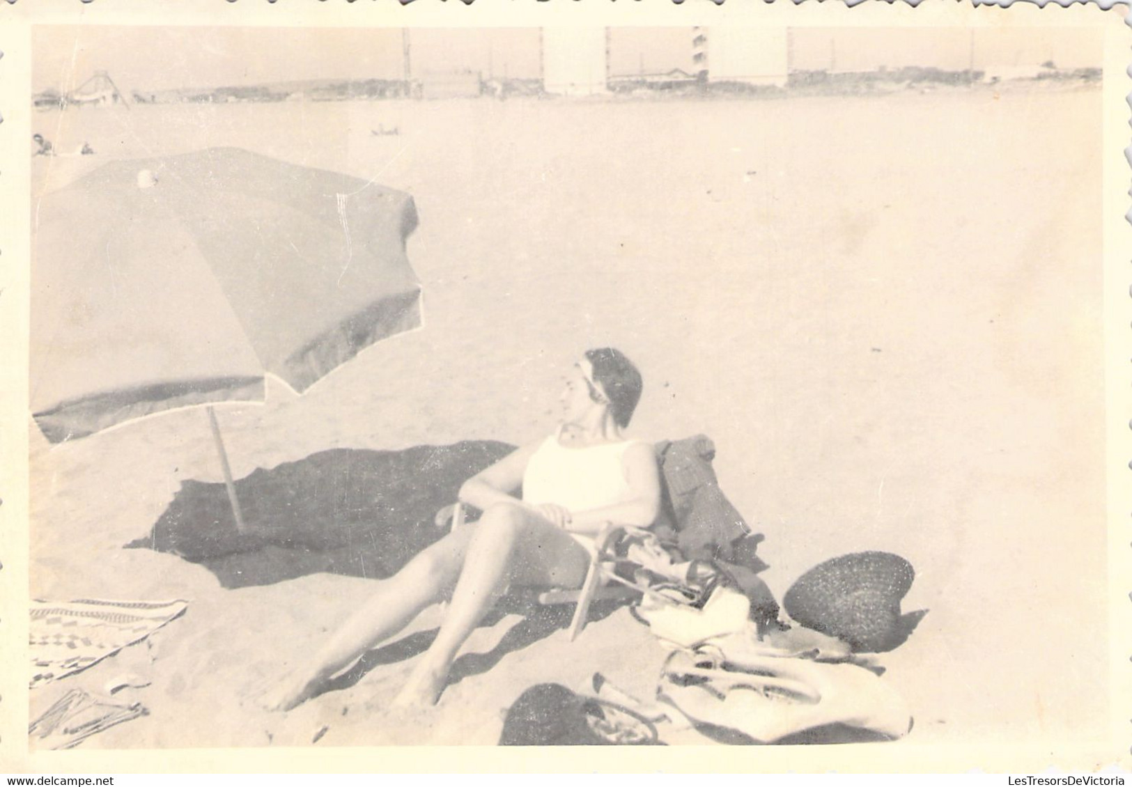 CPA - PHOTOGRAPHIE - 12.5*8.5 Cm - Femme Prend Un Bain De Soleil - Photographie