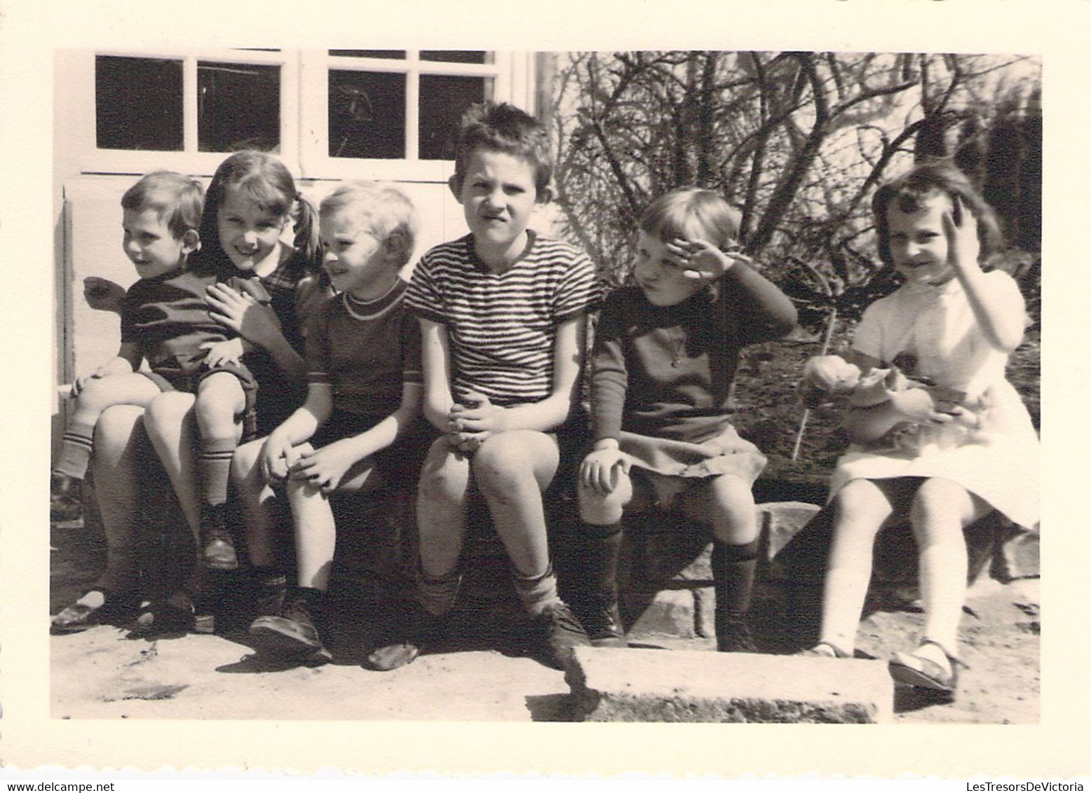 CPA - PHOTOGRAPHIE - 12.5*8.5 Cm - Groupe D'enfants Assis Sur Des Pierres - Poupée - Photographie