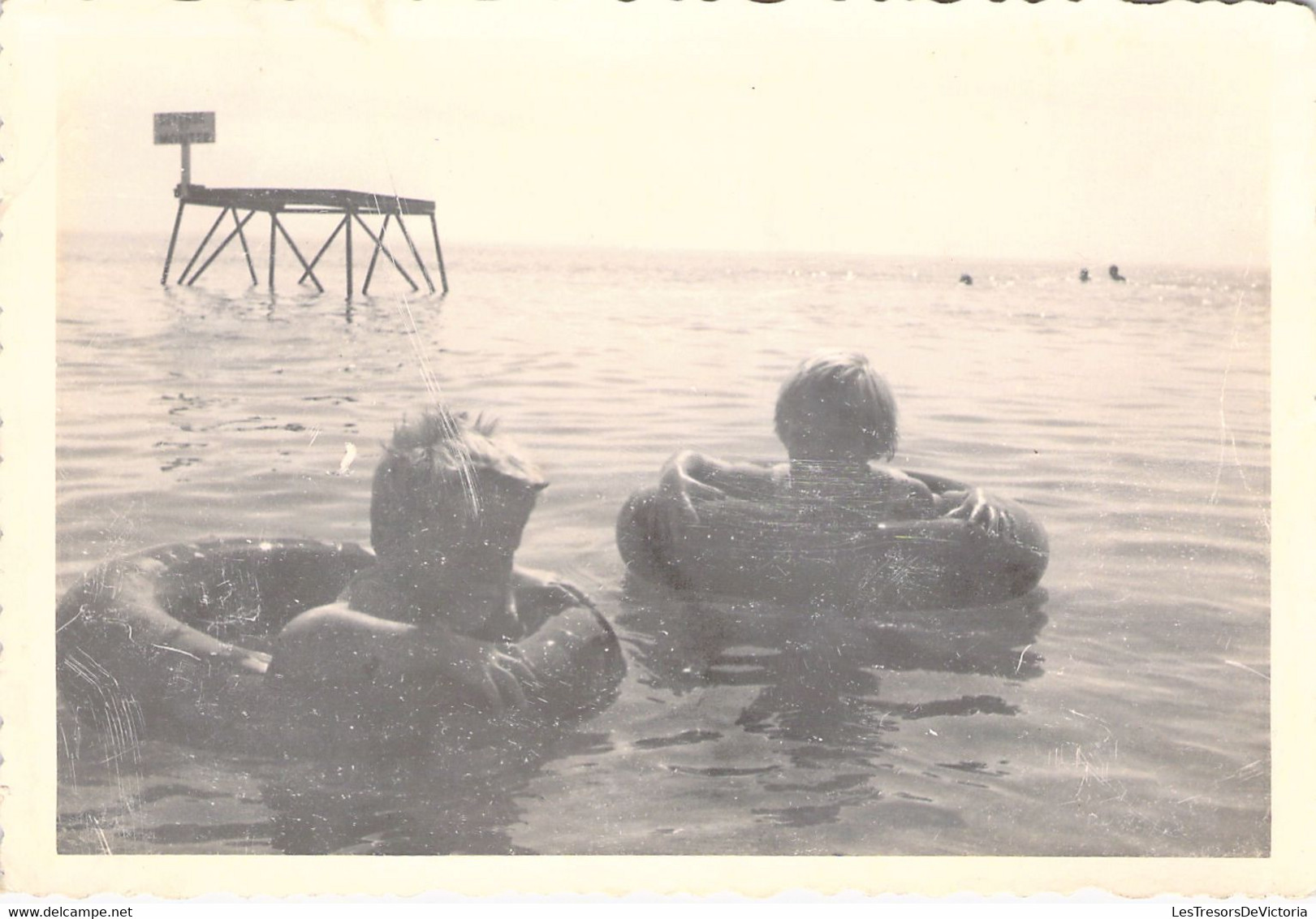 CPA - PHOTOGRAPHIE - 12.5*8.5 Cm - Groupe D'enfants Jouent Dans Des Bouées Dans La Mer - Photographie