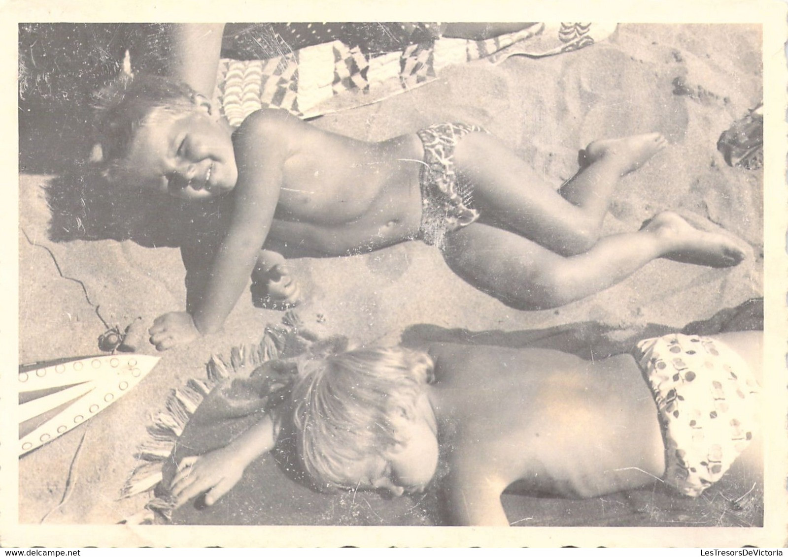 CPA - PHOTOGRAPHIE - 12.5*8.5 Cm - Deux Enfants Prennent Un Bain De Soleil Sur La Plage - Photographs